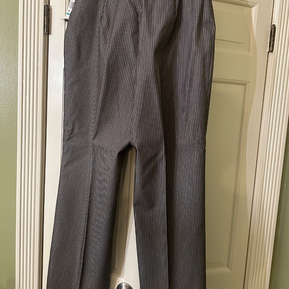 Le Suit Gray & Gold Shimmer Pinstripe Pantsuit, Size 16, with Tags - Picture 4 of 4